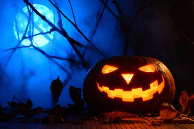 Korkunç Cadılar Bayramı Balkabağı arka plan dalları ve dolunay siste