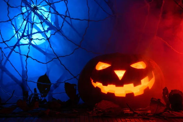 Straszne Halloween dynia w tle w Internecie i pełnia księżyca we mgle — Zdjęcie stockowe