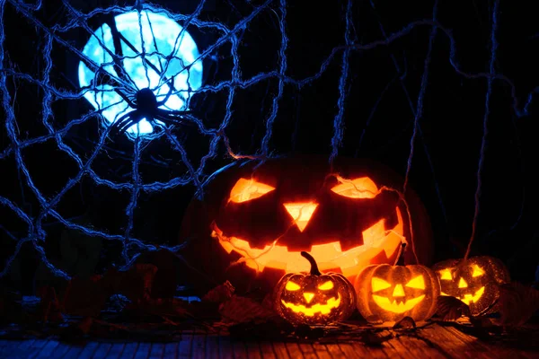 Straszne Halloween dynie w tle w Internecie i pełnia księżyca — Zdjęcie stockowe