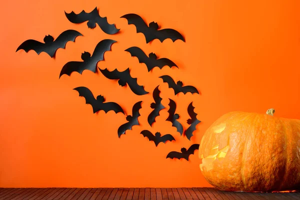 Vleermuizen vliegen uit zijn mond Halloween pompoen — Stockfoto