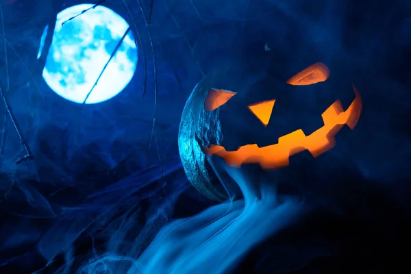 Przerażające Halloween dynia z świecące twarz na tle księżyca we mgle — Zdjęcie stockowe