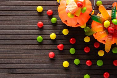 Cadılar Bayramı Balkabağı kova şeker ile. Üstten Görünüm