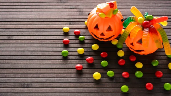 Halloween pompoen emmer met Candy — Stockfoto