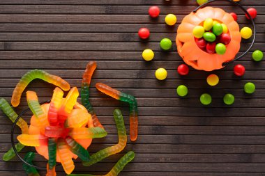 Cadılar Bayramı Balkabağı kova şeker ile. Üstten Görünüm