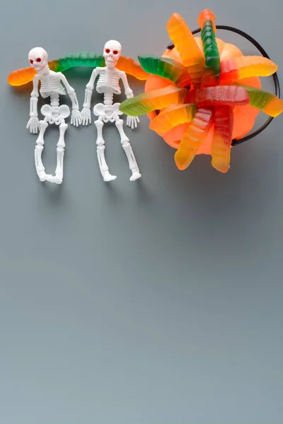 Baldes de doces de abóbora de Halloween e esqueleto. Vista superior — Fotografia de Stock