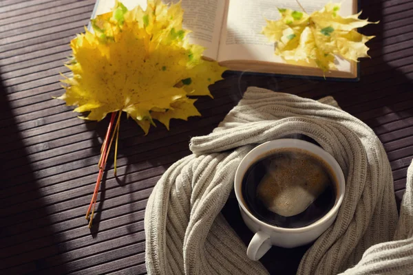 컵 커피, 스웨터, 책, 노란색의 단풍 창에서 햇빛에 의해 조명 — 스톡 사진