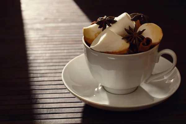 Secangkir kopi dengan marshmallow yang diterangi sinar matahari dari jendela. Toned — Stok Foto