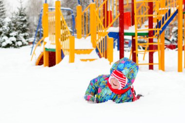 Kışın parkta oynarken küçük kız
