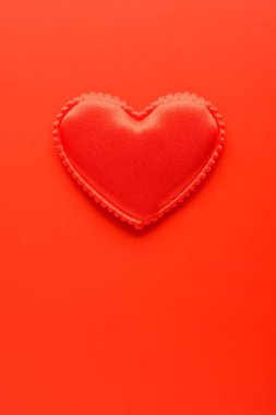 Kırmızı zemin üzerine küçük kalp