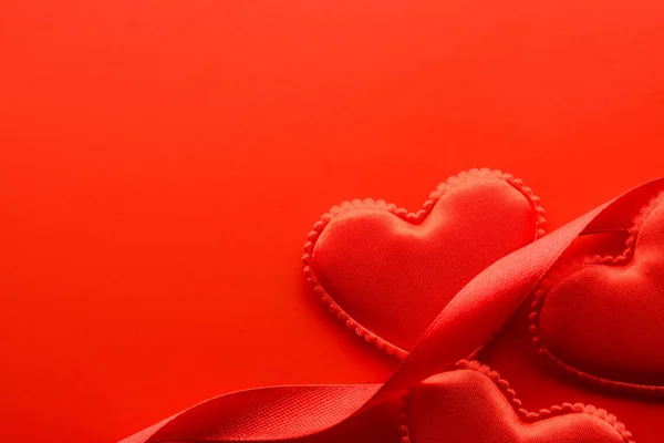 Красные сердца и ленты — стоковое фото
