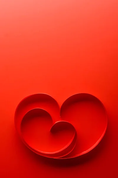 Hjerteformede bånd på bordet – stockfoto