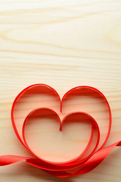 Rubans en forme de coeur sur la table — Photo