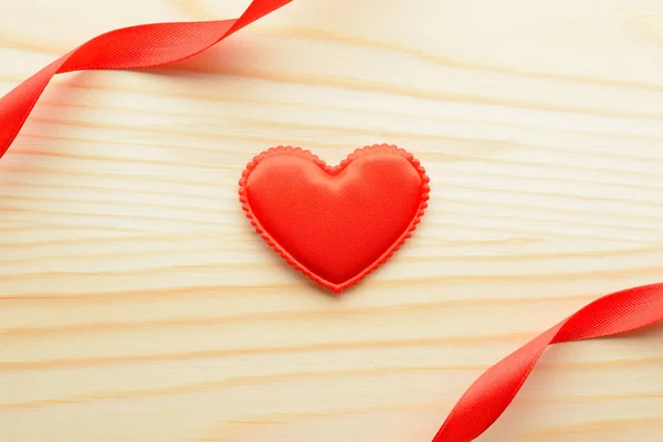 Красное сердце и ленты — стоковое фото