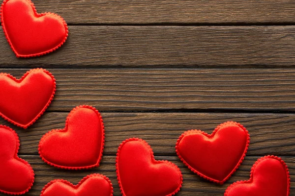 Красные сердца на деревянном столе с копировальным местом — стоковое фото