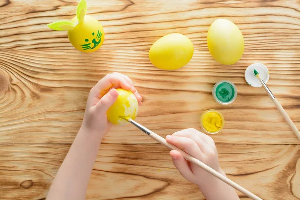 Easter concept. Child hands coloring eggs for Easter. Top view — Stock Photo, Image