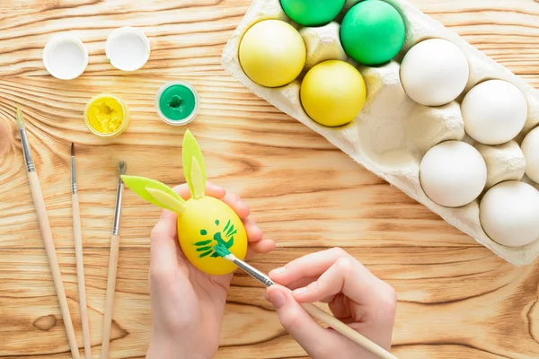 Easter concept. Child hands coloring eggs for Easter. Top view — Stock Photo, Image