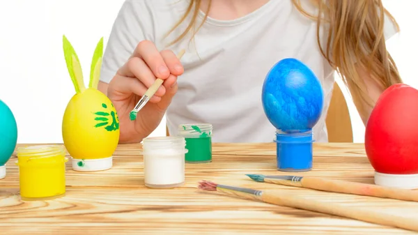 Cute little girl decorating Easter eggs — Stock Photo, Image