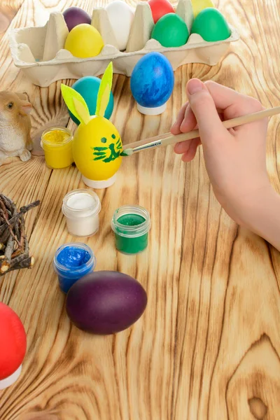 Påsk-konceptet. Närbild barn hand färga ägg till påsk — Stockfoto