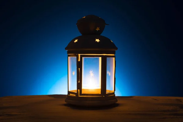 Mese santo di sfondo Ramadan Karim. Lanterna luminosa sulla sabbia con uno spazio di copia — Foto Stock