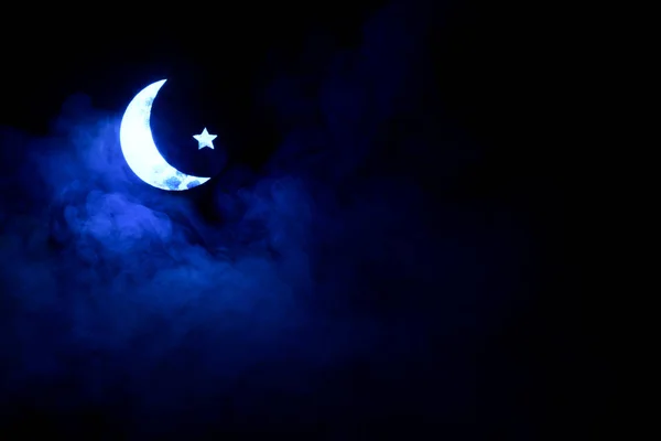 El mes santo de Ramadán. Fondo con luna creciente y estrella en las nubes — Foto de Stock