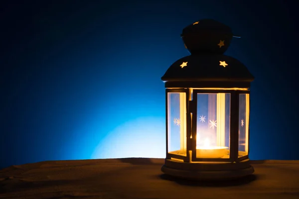 El mes santo de Ramadán Karim antecedentes. Linterna brillante en la arena con un espacio de copia — Foto de Stock