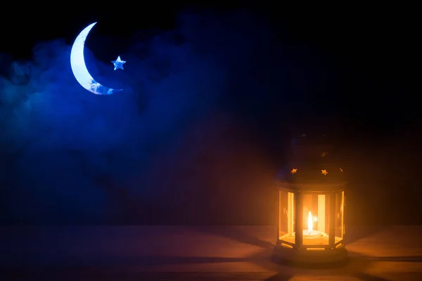 El mes santo de Ramadán Kareem. Fondo con una linterna brillante, Luna creciente y estrella — Foto de Stock