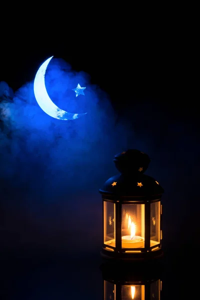 El mes santo de Ramadán Kareem. Fondo con una linterna brillante, Luna creciente y estrella — Foto de Stock