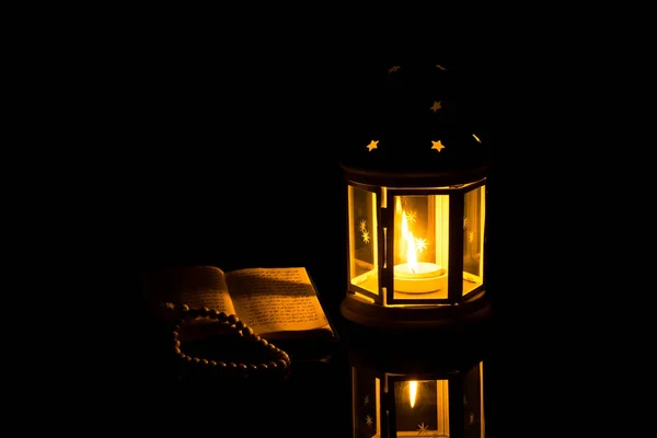 Lanterna luminosa e Sacro Libro Corano. Ramadan Kareem sfondo — Foto Stock