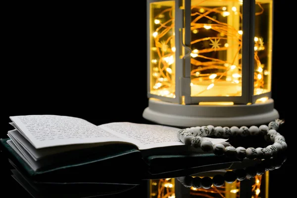 Lanterne lumineuse et Saint Livre Coran. Ramadan Kareem fond — Photo