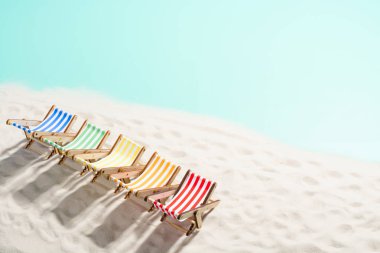 Renkli şezlong sahilde satırı