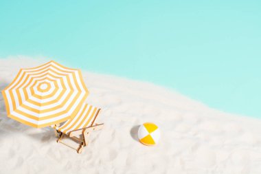 Şezlong şemsiye ve plaj topu deniz kenarı