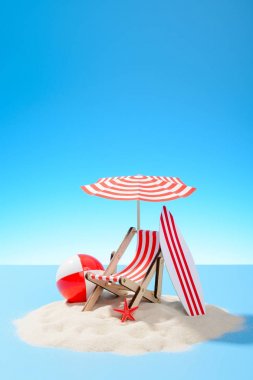 Cennet Adası okyanus. Açık hava etkinlikleri için minyatür plaj aksesuarları. Kopya alanı ile mavi arka plan