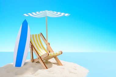 Tatil tropikal kavramı. Bir şezlong altında bir şemsiye ve kumlu ada üzerinde sörf tahtası. Kopya alanı ile gökyüzü