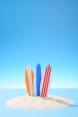 Aktif istirahat arka plan. Kumlu bir adada üç sörf tahtaları