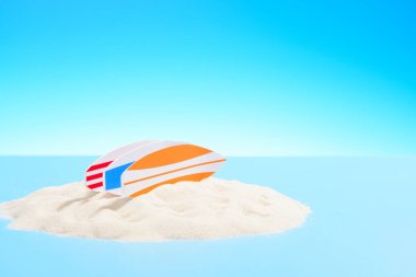 Aktif istirahat arka plan. Kopya alanı kumlu bir adada üç sörf tahtaları