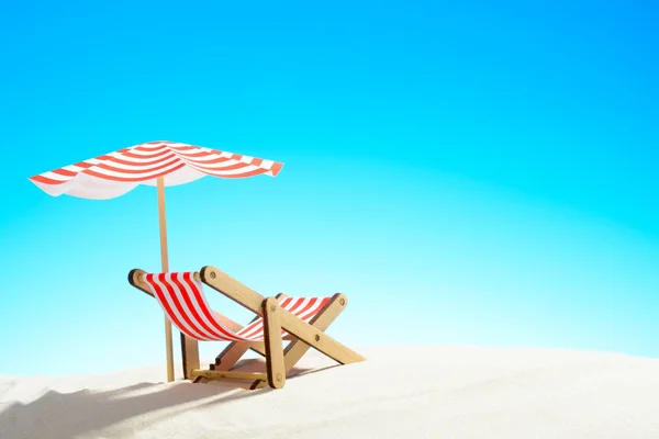 Бесіда під парасолькою на піщаному пляжі, небо з копіювальним простором — стокове фото