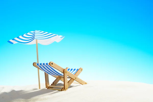 砂浜のビーチ、コピー スペースが付いている空の傘の下で寝椅子 — ストック写真