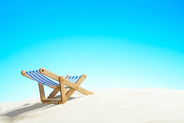Tumbona en la playa de arena y el cielo con espacio para copiar — Foto de Stock