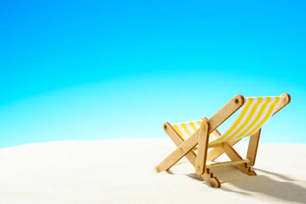 Ligstoel op het strand — Stockfoto