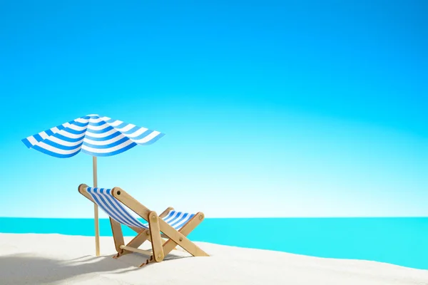 Een chaise longue onder een paraplu op het zandstrand door de zee en de hemel met kopie ruimte — Stockfoto