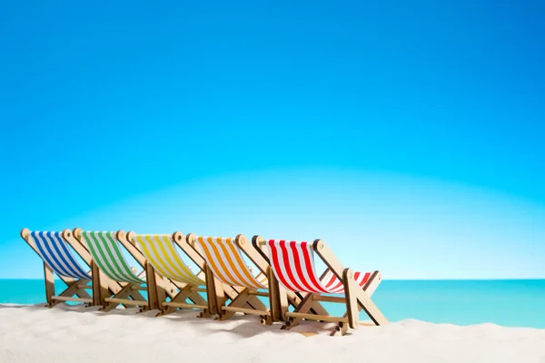 Rij van kleurrijke chaise longue op het strand — Stockfoto