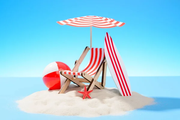 Paradijseiland in de Oceaan. Miniatuur strand accessoires voor outdoor-activiteiten. Blauwe achtergrond — Stockfoto