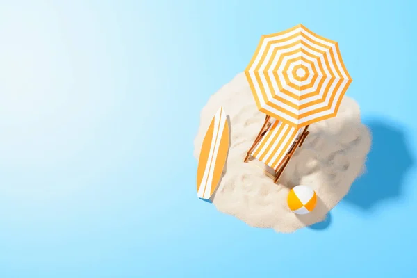 热带假期背景。太阳躺椅与雨伞和海滩配件为活跃休息在沙滩上, 复制空间, 顶部视图 — 图库照片