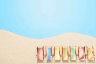 Havadan görünümü beach Resort kopya alanı ile. Yaz tatili kavramı. Çok renkli güneş şezlong kum üzerinde üst üste