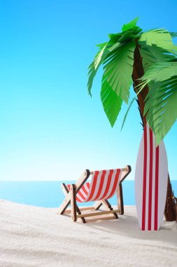Tropikal natürmort. Palmiye ağaçları ile kumlu sahilde şafak. Bir şezlong ve plaj sörf tahtası