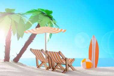 Tropikal natürmort. Palmiye ağaçları ile kumlu sahilde şafak. Şezlonglar, sörf tahtası ve plaj topu