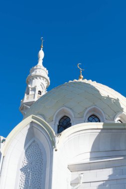 Kar-beyaz cami ve Minare mavi gökyüzü arka plan üzerinde