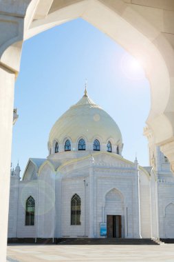 Beyaz Camii. Kapıdan güneş ışığı görüntülemek