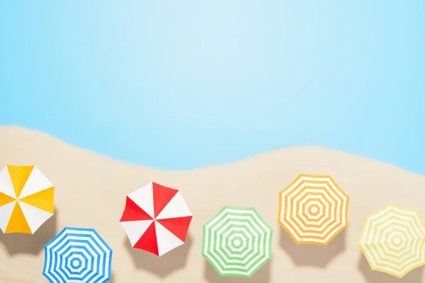 Vista aérea do resort de praia com espaço de cópia. O conceito de férias de verão. Guarda-chuvas multicoloridos na areia — Fotografia de Stock
