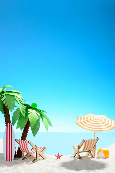 Koncept letních prázdnin. Krásný pohled písečné pobřeží s palmami a rekreační Doplňky — Stock fotografie